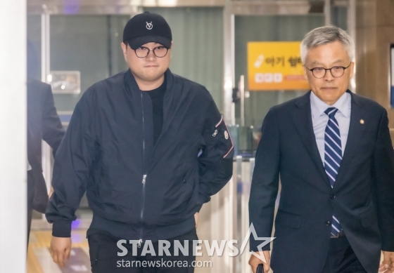(서울=뉴스1) 김민지 기자 = 뺑소니 혐의와 음주 운전 의혹을 받는 트로트 가수 김호중이 21일 오후 서울 강남경찰서에서 조사를 마치고 나오고 있다. (공동취재) 2024.5.21/뉴스1 Copyright (C) 뉴스1. All rights reserved. 무단 전재 및 재배포, AI학습 이용 금지. /사진=(서울=뉴스1) 김민지 기자