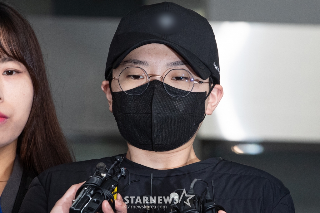 (서울=뉴스1) 유승관 기자 = '재벌 3세'를 사칭하며 사기 행각을 벌인 혐의로 구속된 전청조씨(27)가 10일 서울 송파경찰서에서 검찰로 송치되고 있다. 서울송파경찰서는 전 펜싱 국가대표 남현희와 결혼을 발표한 후 특정경제범죄가중처벌법상 사기 혐의로 구속된 전씨를 서울동부지검에 송치했다. 2023.11.10/뉴스1 Copyright (C) 뉴스1. All rights reserved. 무단 전재 및 재배포, AI학습 이용 금지. /사진=(서울=뉴스1) 유승관 기자