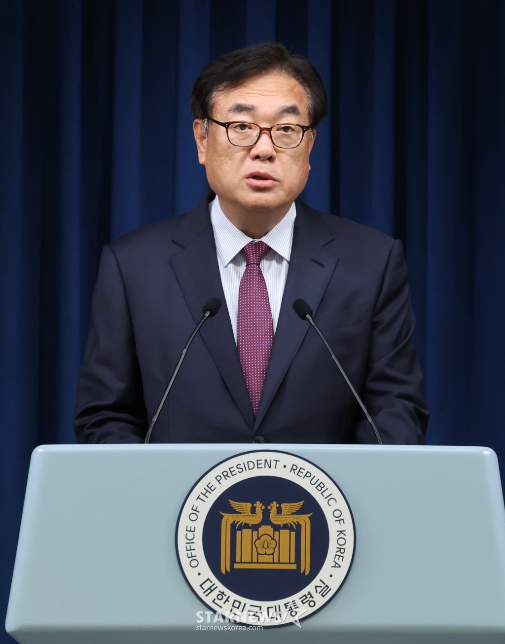 [서울=뉴시스] 조수정 기자 = 정진석 대통령 비서실장이 4일 서울 용산 대통령실 청사에서 윤석열 대통령의 정무직 인선 브리핑을 하고 있다. 2024.07.04. chocrystal@newsis.com /사진=조수정