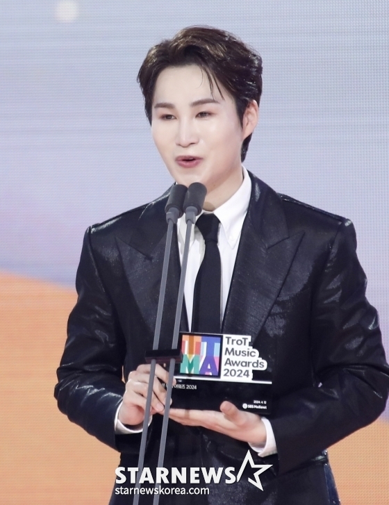 (서울=뉴스1) 권현진 기자 = 가수 김희재가 12일 오후 서울 마포구 상암동 SBS 프리즘타워에서 열린 '트롯뮤직어워즈 2024'에서 '10대 가수상'을 수상한 뒤 소감을 말하고 있다. 2024.4.12/뉴스1 Copyright (C) 뉴스1. All rights reserved. 무단 전재 및 재배포, AI학습 이용 금지. /사진=(서울=뉴스1) 권현진 기자