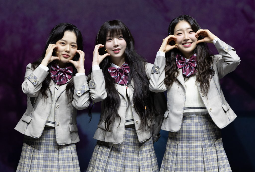 (서울=뉴스1) 이재명 기자 = 배우 정지소, 케이, 이봄소리가 4일 오후 서울 서초구 예술의전당 CJ토월극장에서 열린 뮤지컬 '4월은 너의 거짓말' 프레스콜에서 포즈를 취하고 있다. '4월은 너의 거짓말'은 일본 만화가 아라카와 나오시의 작품으로, 일본 최대 출판사 고단샤의 '월간 소년 매거진'에서 지난 2011년부터 2015년까지 연재된 만화를 원작으로 한다. 2024.7.4/뉴스1 Copyright (C) 뉴스1. All rights reserved. 무단 전재 및 재배포, AI학습 이용 금지. /사진=(서울=뉴스1) 이재명 기자