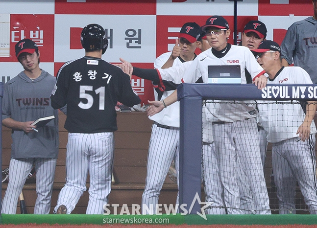 '2024 신한 SOL 뱅크 KBO리그' 키움-LG전이 4일 서울 고척스카이돔에서 열렸다. LG 홍창기(왼쪽에서 두 번째)가 1회초 김현수의 희생 플라이 때 선제 득점한 후 더그아웃에서 염경엽 감독의 환영을 받고 있다. /사진=김진경 대기자