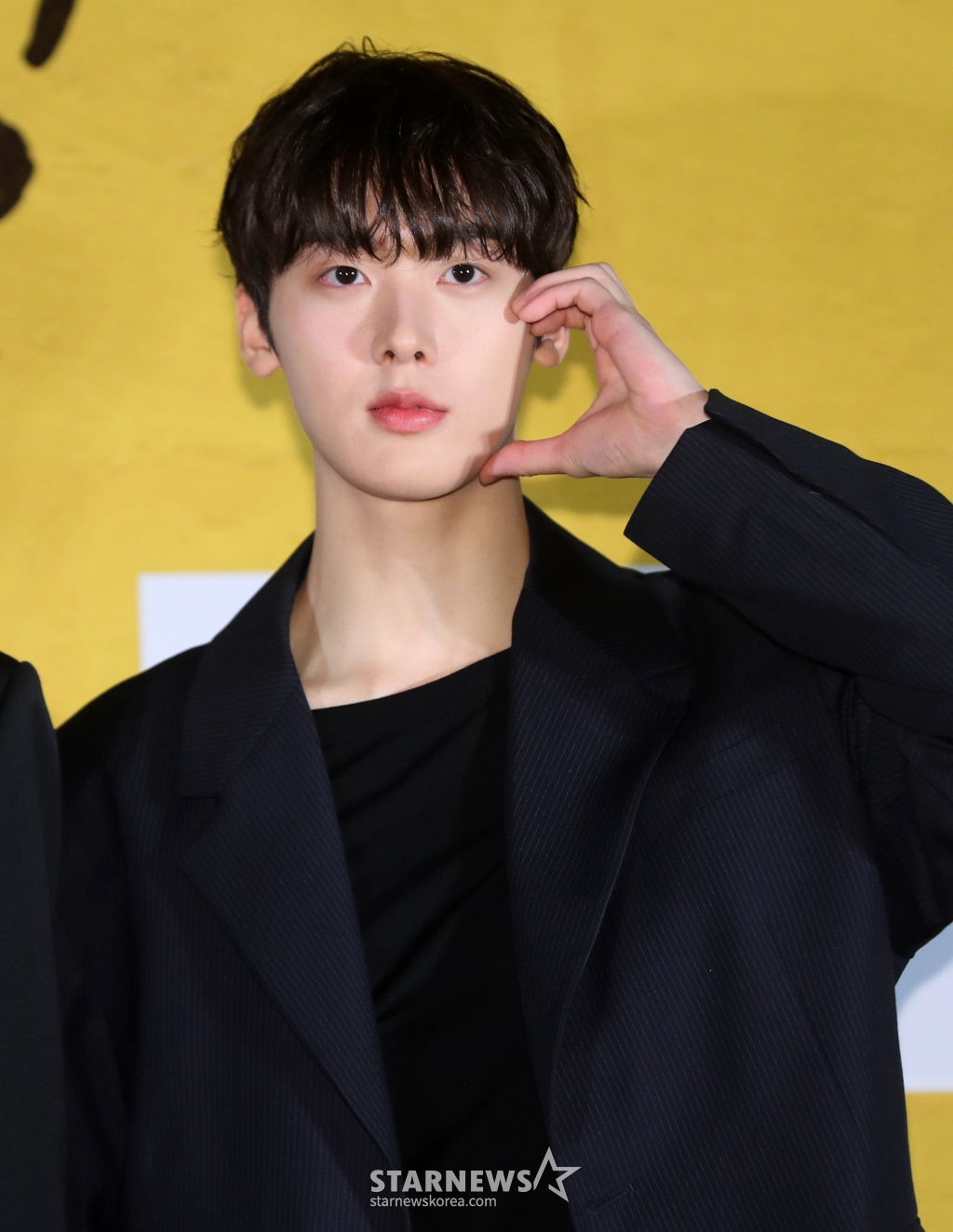 [서울=뉴시스] 김혜진 기자 = 배우 윤산하가 28일 오후 서울 용산구 CGV 용산아이파크에서 열린 영화 '수운잡방'(감독 최연수) 언론시사회에서 포즈를 취하고 있다. '수운잡방'은 과거시험 삼수생 양반 김유(윤산하)가 자칭 조선 최고의 요리사 계암(김강민)을 만나 미식 세계에 빠져들며 자신이 진정 원하는 삶을 찾아 나서는 이야기를 담은 영화. 오는 12월 2일 개봉. 2023.11.28. jini@newsis.com /사진=김혜진