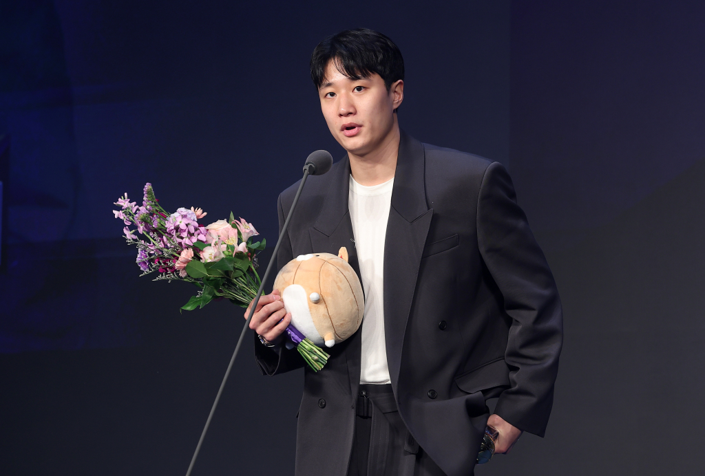 (서울=뉴스1) 김성진 기자 = 부산 KCC 허웅이 1일 서울 강남구 삼성동 그랜드 인터컨티넨탈 서울 파르나스에서 열린 2023-2024 정관장 프로농구 시상식에서 인기상을 수상한 후 소감을 전하고 있다. 2024.4.1/뉴스1 Copyright (C) 뉴스1. All rights reserved. 무단 전재 및 재배포, AI학습 이용 금지. /사진=(서울=뉴스1) 김성진 기자