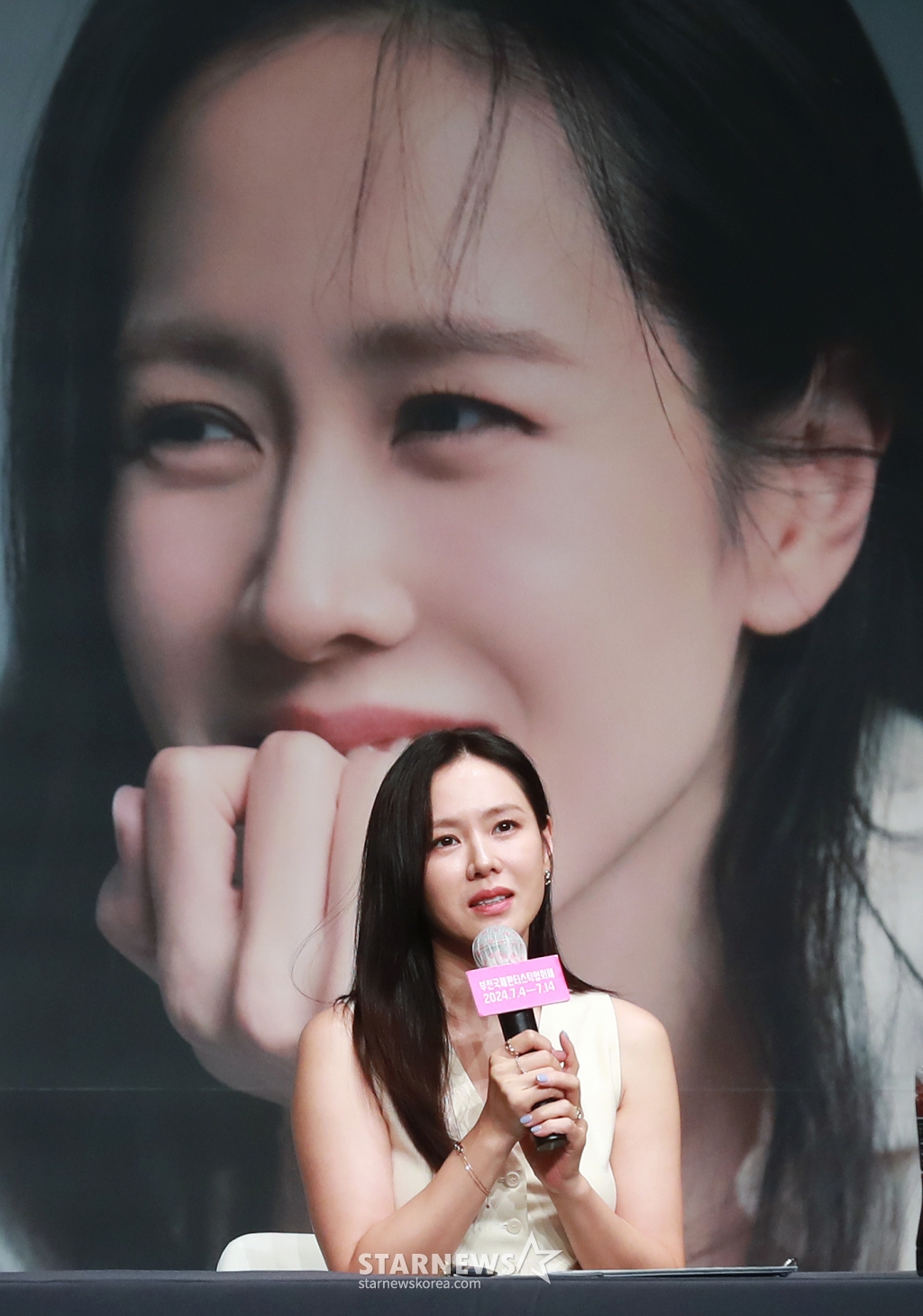 배우 손예진이 5일 오후 부천 롯데백화점 중동점에서 진행된 제28회 부천국제판타스틱영화제 손예진 특별전 기자회견에서 질문에 답하고 있다. /2024.07.05 /사진=이동훈