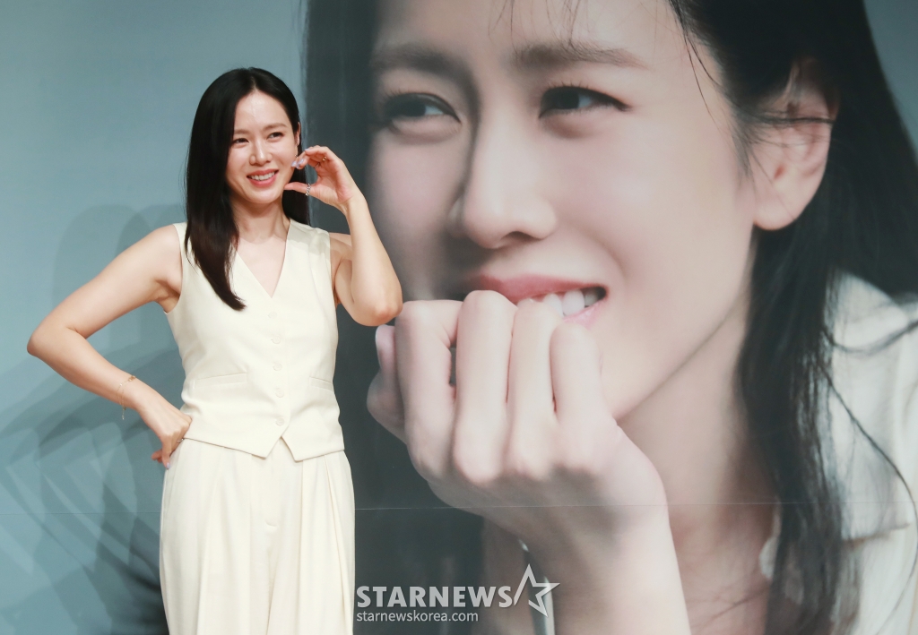 배우 손예진이 5일 오후 부천 롯데백화점 중동점에서 진행된 제28회 부천국제판타스틱영화제 손예진 특별전 기자회견에서 포즈를 취하고 있다. /2024.07.05 /사진=이동훈
