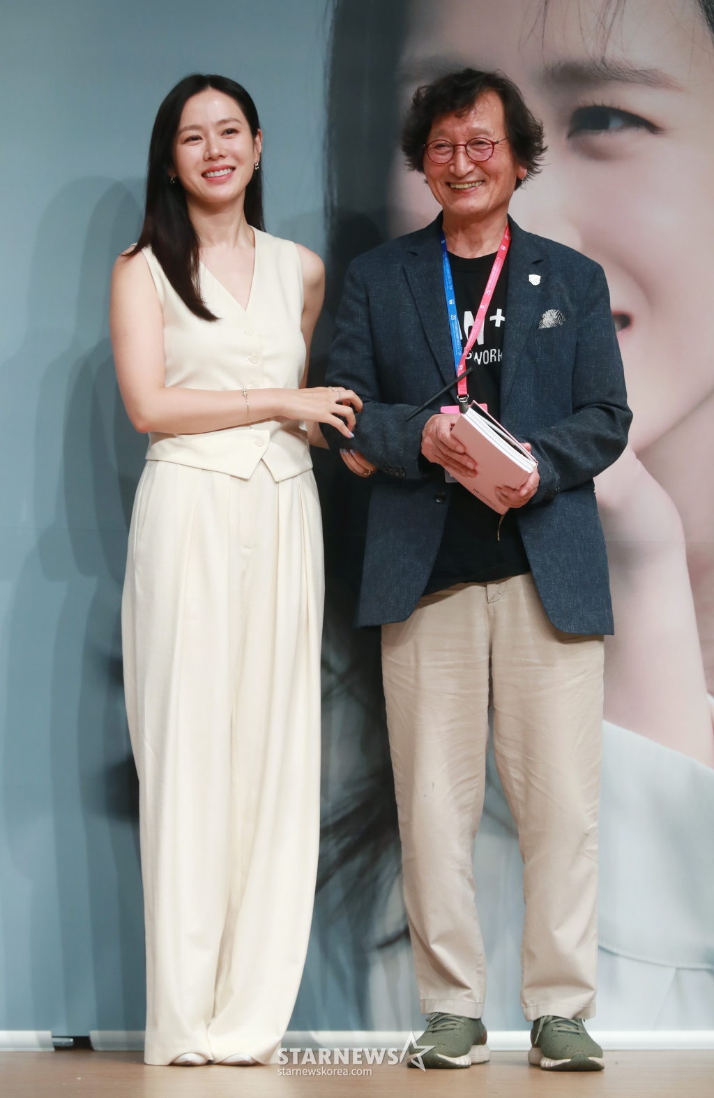 배우 손예진, 정지영 조직위원장이 5일 오후 부천 롯데백화점 중동점에서 진행된 제28회 부천국제판타스틱영화제 손예진 특별전 기자회견에서 포즈를 취하고 있다. /2024.07.05 /사진=이동훈