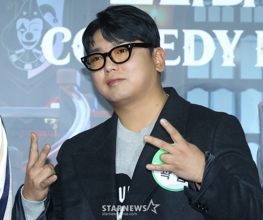 코미디언 곽범이 27일 오후 서울 성동구 메가박스 성수에서 진행된 넷플릭스 예능 '코미디 로얄' 제작발표회에 참석해 포즈를 취하고 있다. '코미디 로얄'은 K-코미디를 대표하는 20인이 넷플릭스 단독 쇼 런칭 기회를 두고 나이, 경력, 계급장 떼고 붙은 웃음 배틀 예능이다. 오는 28일 공개. 2023.11.27 /사진=김창현