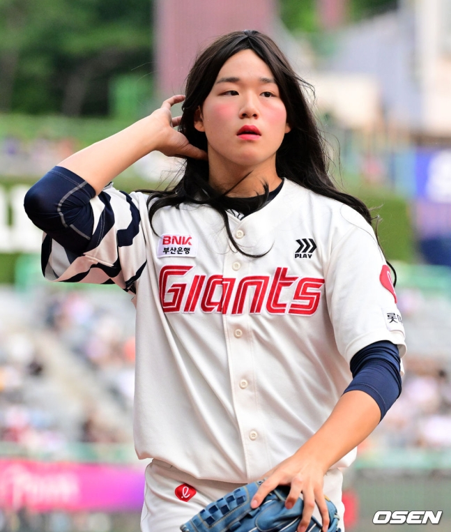 롯데의 박준우가 5일 인천SSG랜더스필드에서 열린 2024 KBO 퓨처스 올스타전 4회 초 등판을 앞두고 머리를 조심스레 넘기고 있다.
