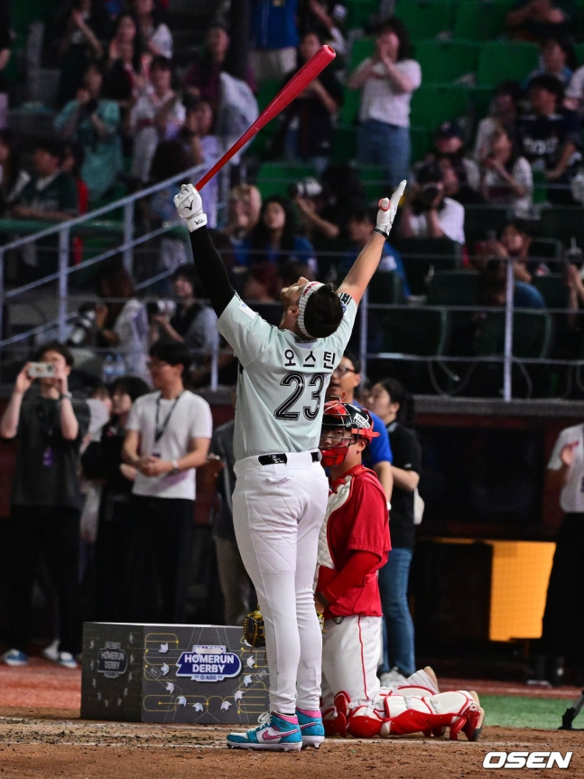 LG 오스틴이 5일 인천SSG랜더스필드에서 2024 신한 SOL뱅크 KBO 퓨처스 올스타전이 끝나고 펼쳐진 '컴투스 프로야구 홈런 더비에서 퍼포먼스를 하고 있다.