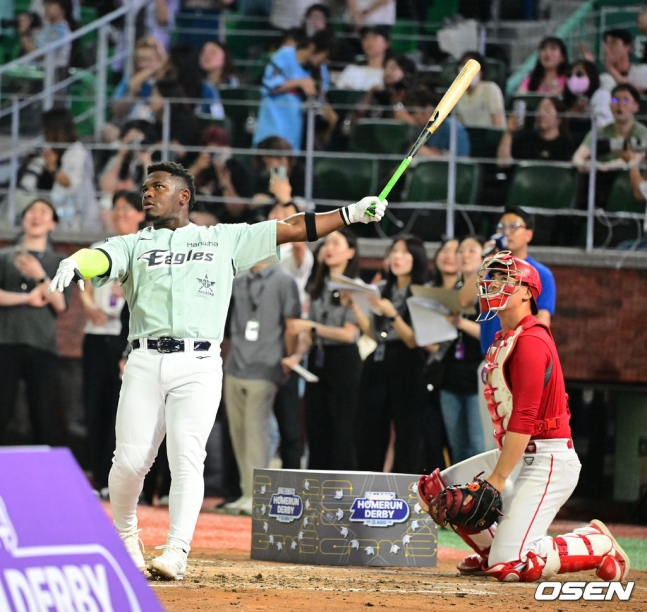 한화 페라자가 5일 인천SSG랜더스필드에서 2024 신한 SOL뱅크 KBO 퓨처스 올스타전이 끝나고 펼쳐진 '컴투스 프로야구 홈런 더비에서