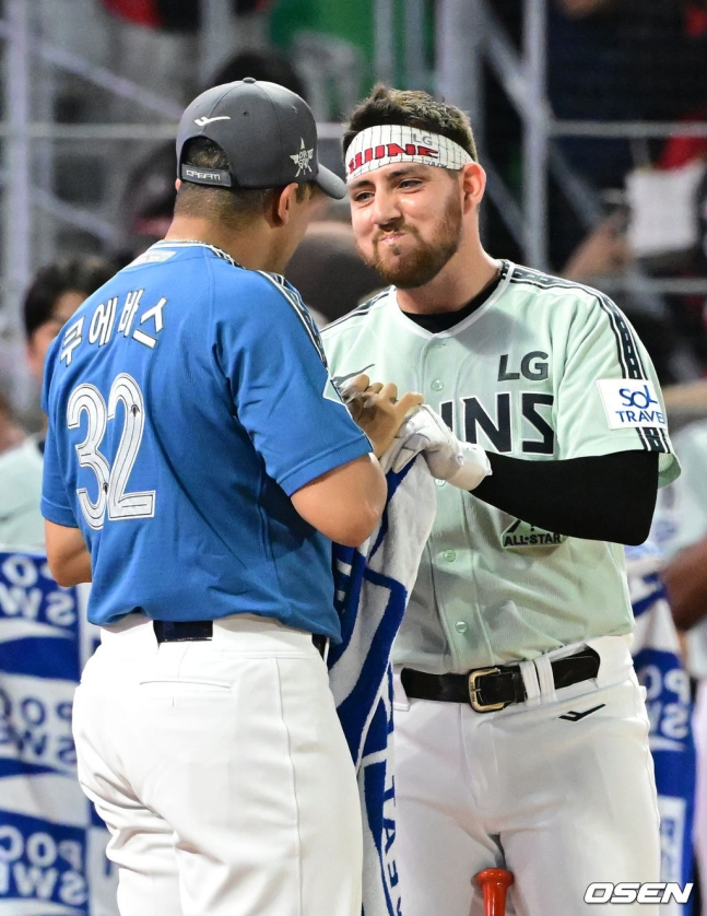 LG 오스틴(오른쪽)이 5일 인천SSG랜더스필드에서 2024 신한 SOL뱅크 KBO 퓨처스 올스타전이 끝나고 펼쳐진 '컴투스 프로야구 홈런 더비에서 KT의 윌리엄 쿠에바스에게 조언을 받고 있다.