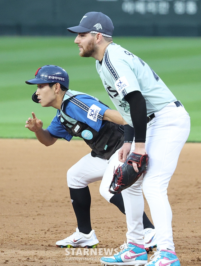 '2024 신한 SOL Bank KBO 올스타전'이 6일 오후 인천 SSG랜더스필드에서 열렸다. 드림팀 황성빈이 내야안타로 출루한 뒤 '갈까 말까' 동작을 취하며 상대 투수를 흔들고 있다. /사진=김진경 대기자