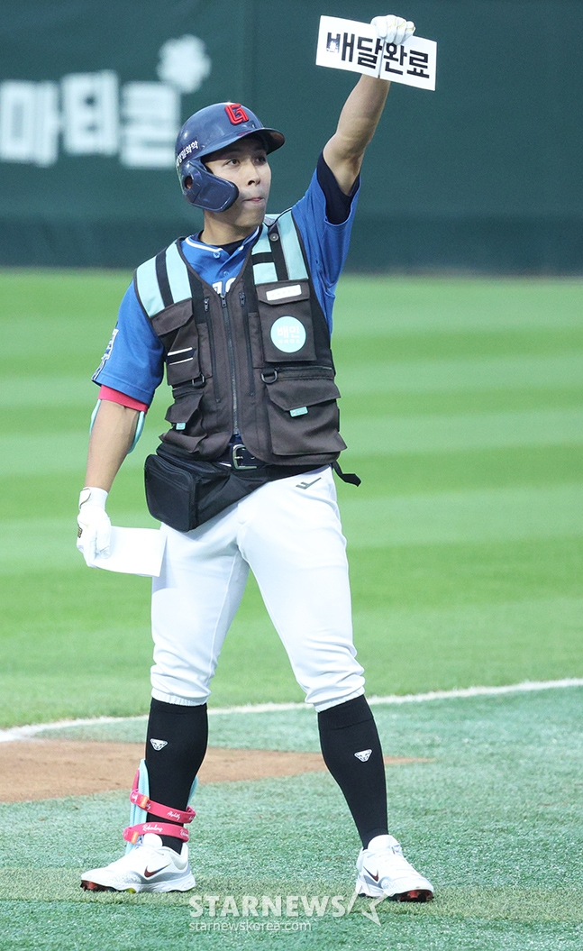 '2024 신한 SOL Bank KBO 올스타전'이 6일 오후 인천 SSG랜더스필드에서 열렸다. 드림팀 황성빈이 내야안타로 출루한 후 '배달완료' 세리머니를 선보이고 있다. /사진=김진경 대기자