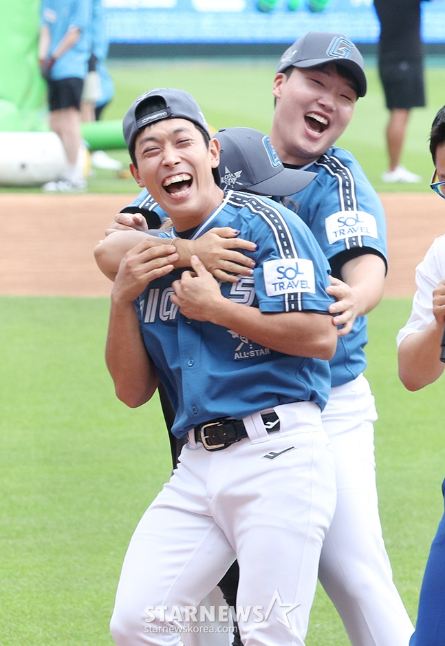 '2024 신한 SOL Bank KBO 올스타전'이 6일 오후 인천 SSG랜더스필드에서 열렸다. 황성빈(왼쪽)이 써머레이스에서 승리한 후 정보근과 기쁨을 나누고 있다. /사진=김진경 대기자