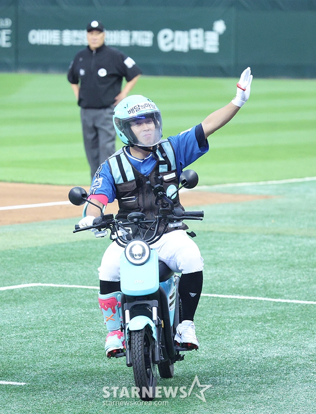 '2024 신한 SOL Bank KBO 올스타전'이 6일 오후 인천 SSG랜더스필드에서 열렸다. 드림팀 황성빈이 오토바이를 타고 타석에 들어서고 있다. /사진=김진경 대기자