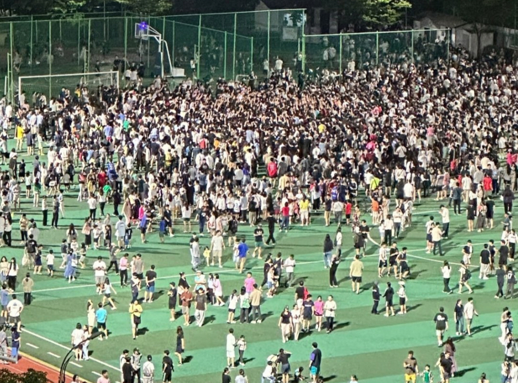 지난 5일경기도 용인시 수지체육공원에 손흥민이 등장하자 수많은 인파들이 몰린 모습. /사진=인터넷 커뮤니티