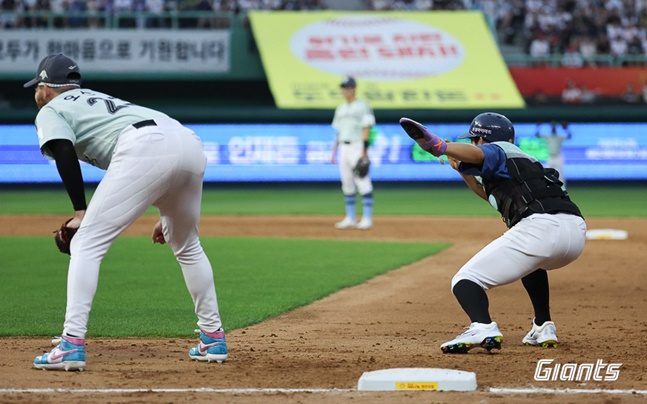 롯데 황성빈(오른쪽)이 6일 인천 SSG 랜더스필드에서 열린 2024 KBO 올스타전에서 3회 말 1루로 나간 후 스킵 동작을 보여주고 있다. /사진=롯데 자이언츠 제공