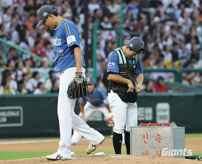 롯데 황성빈이 6일 인천 SSG 랜더스필드에서 열린 2024 KBO 올스타전에서 4회 말 박세웅과 '철가방 퍼포먼스'를 선보이고 있다. /사진=롯데 자이언츠 제공