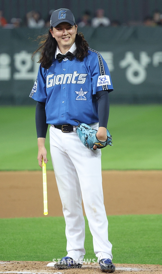 롯데 김원중이 6일 인천 SSG 랜더스필드에서 열린 2024 KBO 올스타전에서 마에스트로 복장을 하고 마운드에 올랐다. /사진=김진경 대기자