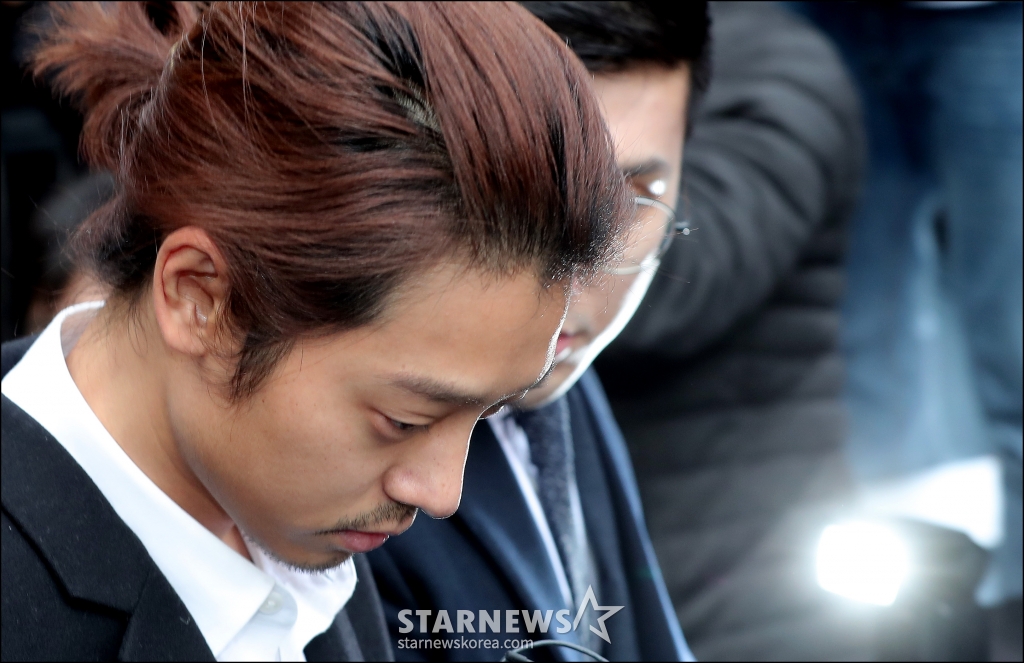 성관계 동영상 불법 촬영 및 유포 혐의로 구속된 가수 정준영이 29일 서울 종로경찰서에서 서울지방검찰청으로 송치되고 있다.