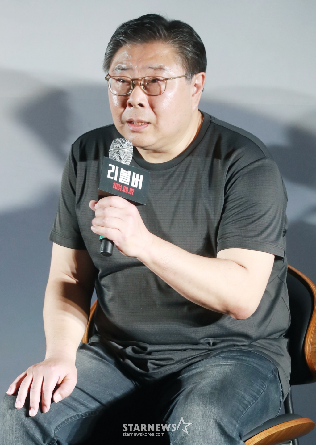 오승욱 감독이 9일 오전 서울 메가박스 코엑스에서 진행된 영화 '리볼버'(감독 오승욱) 제작발표회에 참석해 질문에 답하고 있다. 모든 죄를 뒤집어쓰고 교도소에 들어갔던 전직 경찰 수영이 출소 후 오직 하나의 목적을 향해 직진하는 이야기 '리볼버'는 8월 7일 개봉한다. /2024.07.09 /사진=이동훈
