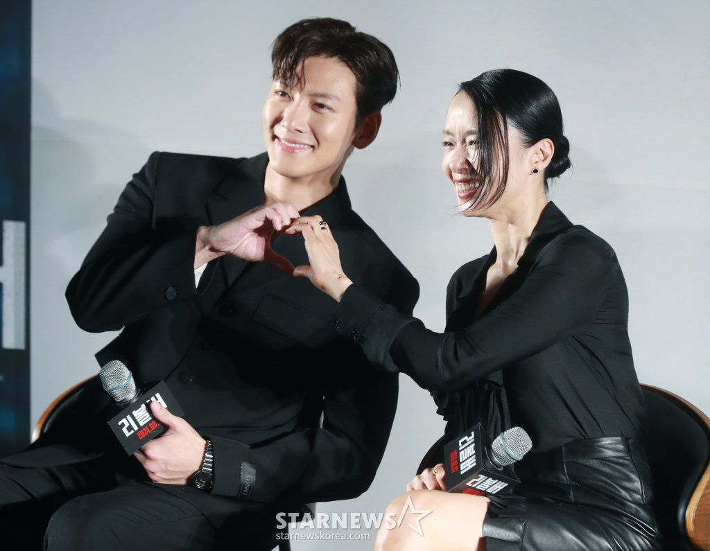 배우 지창욱, 전도연이 9일 오전 서울 메가박스 코엑스에서 진행된 영화 '리볼버'(감독 오승욱) 제작발표회에 참석해 인사를 하고 있다. 모든 죄를 뒤집어쓰고 교도소에 들어갔던 전직 경찰 수영이 출소 후 오직 하나의 목적을 향해 직진하는 이야기 '리볼버'는 8월 7일 개봉한다. /2024.07.09 /사진=이동훈