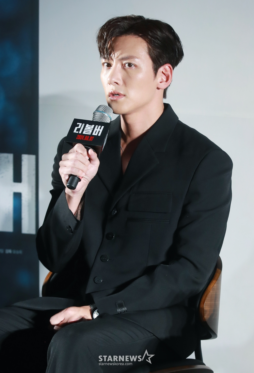 배우 지창욱이 9일 오전 서울 메가박스 코엑스에서 진행된 영화 '리볼버'(감독 오승욱) 제작발표회에 참석해 질문에 답하고 있다. 모든 죄를 뒤집어쓰고 교도소에 들어갔던 전직 경찰 수영이 출소 후 오직 하나의 목적을 향해 직진하는 이야기 '리볼버'는 8월 7일 개봉한다. /2024.07.09 /사진=이동훈