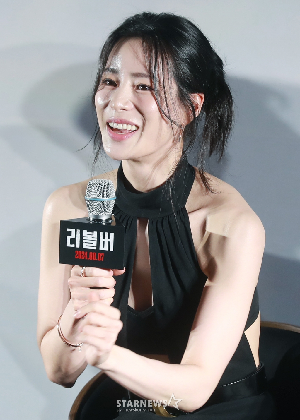 배우 임지연이 9일 오전 서울 메가박스 코엑스에서 진행된 영화 '리볼버'(감독 오승욱) 제작발표회에 참석해 질문에 답하고 있다. 모든 죄를 뒤집어쓰고 교도소에 들어갔던 전직 경찰 수영이 출소 후 오직 하나의 목적을 향해 직진하는 이야기 '리볼버'는 8월 7일 개봉한다. /2024.07.09 /사진=이동훈