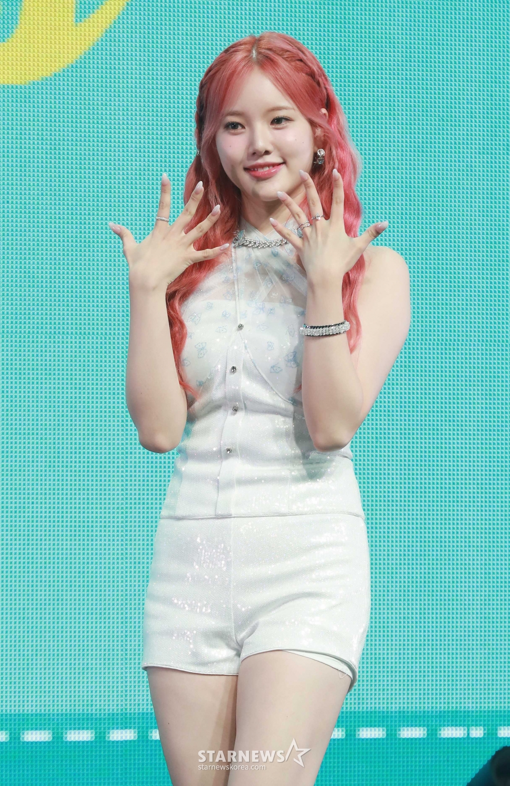 걸그룹 위클리(Weeekly) 이수진이 9일 서울 마포구 서교동 메세나폴리스 신한카드 SOL 페이 스퀘어 라이브홀에서 진행된 미니 6집 '블리스(Bliss)' 쇼케이스에서 포즈를 취하고 있다. 타이틀곡 '라이츠 온(LIGHTS ON)'은 여름의 열정과 시원한 에너지를 위클리만의 맑고 건강한 매력으로 풀어낸 노래다. /2024.07.09 /사진=이동훈