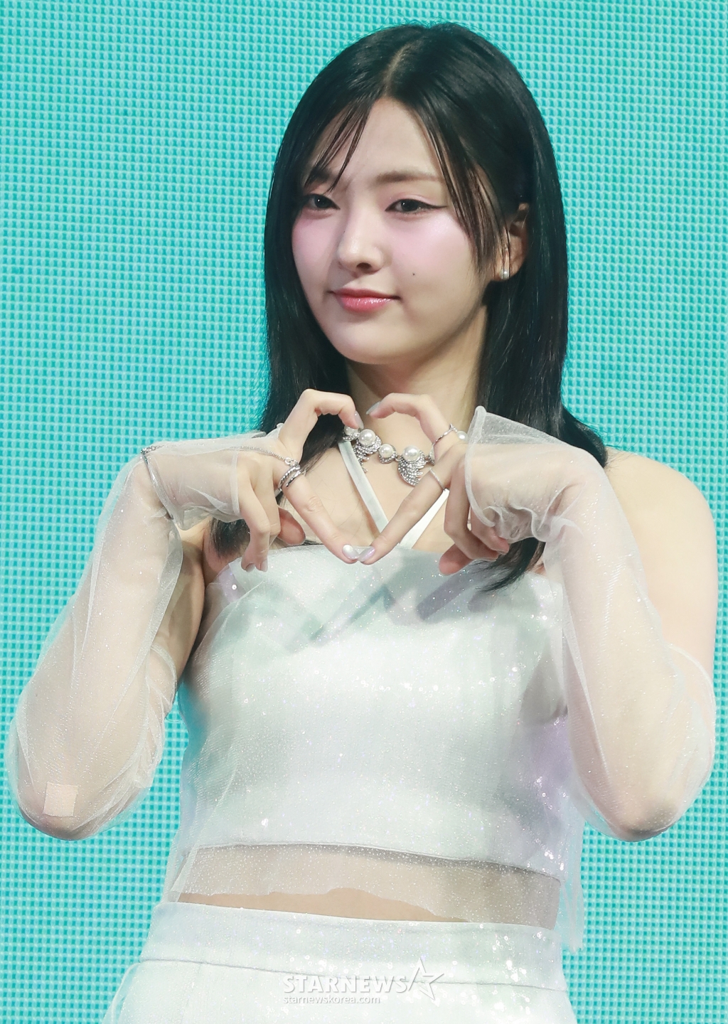 걸그룹 위클리(Weeekly) 박소은이 9일 서울 마포구 서교동 메세나폴리스 신한카드 SOL 페이 스퀘어 라이브홀에서 진행된 미니 6집 '블리스(Bliss)' 쇼케이스에서 포즈를 취하고 있다. 타이틀곡 '라이츠 온(LIGHTS ON)'은 여름의 열정과 시원한 에너지를 위클리만의 맑고 건강한 매력으로 풀어낸 노래다. /2024.07.09 /사진=이동훈