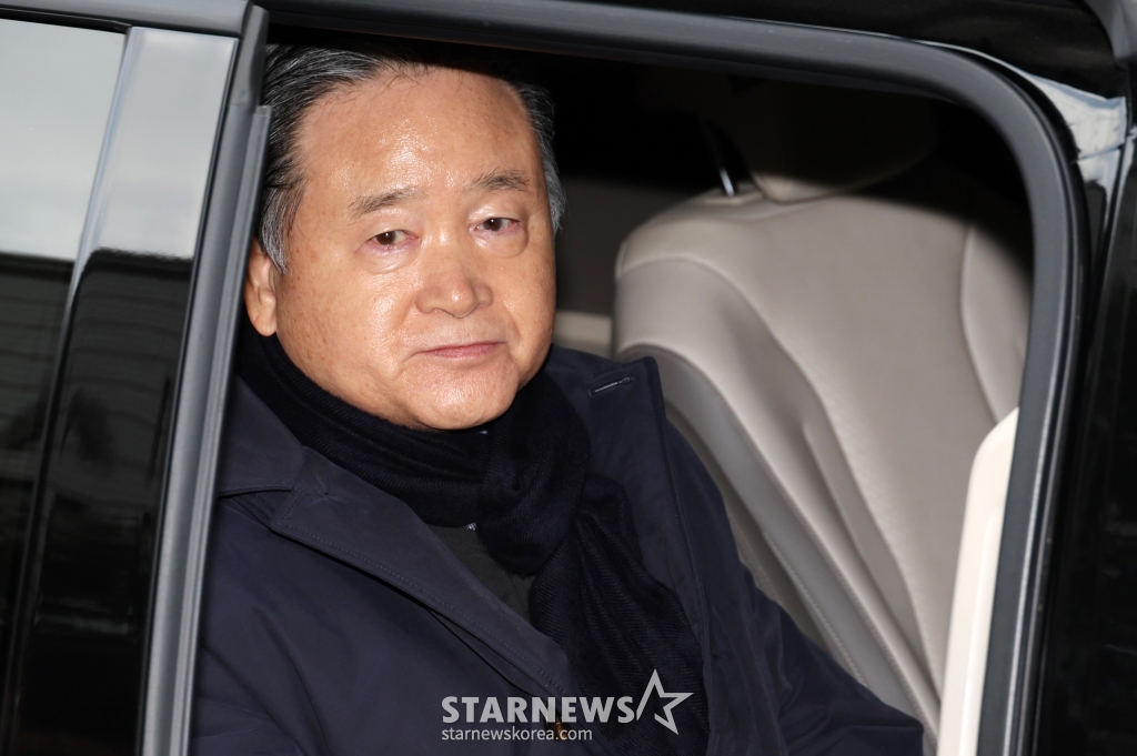 허영인 회장이 지난 2월 서울중앙지방법원에서 진행된 1심 선고공판을 마치고 차량에 승차하고 있는 모습. /사진제공=머니 S /사진=임한별(머니S)