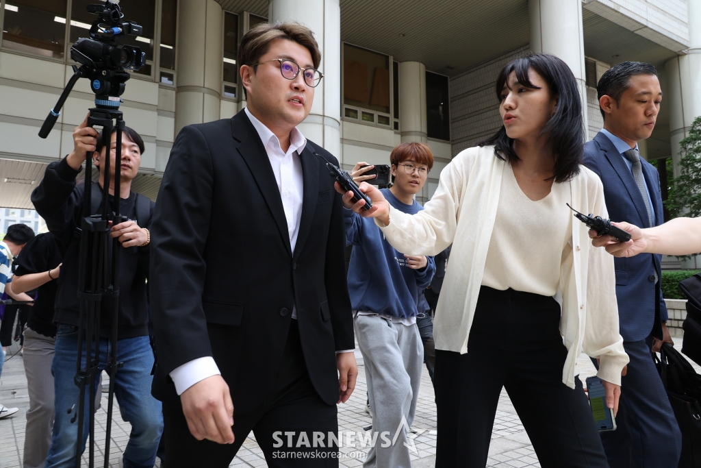 음주 운전 뺑소니 등의 혐의로 구속 영장이 청구된 트로트 가수 김호중이 영장실질심사를 받기 위해 24일 오전 서울중앙지방법원으로 들어서고 있다. /2024.05.24 /사진=이동훈