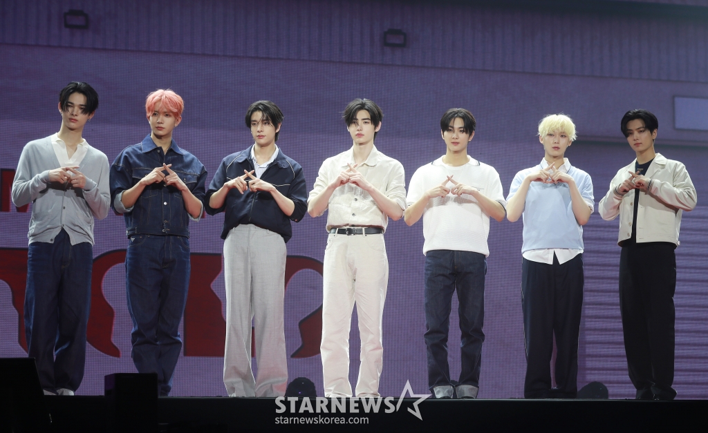 그룹 엔하이픈(ENHYPEN)이 11일 오후 서울 올림픽공원 핸드볼경기장에서 진행된 정규 2집 '로맨스 : 언톨드'(ROMANCE : UNTOLD) 쇼케이스에서 포즈를 취하고 있다. 엔하이픈의 정규 2집은 나를 더 나은 사람으로 만들어주는 '너'에게 충성을 바치는 소년의 이야기를 담았다. /2024.07.11 /사진=이동훈