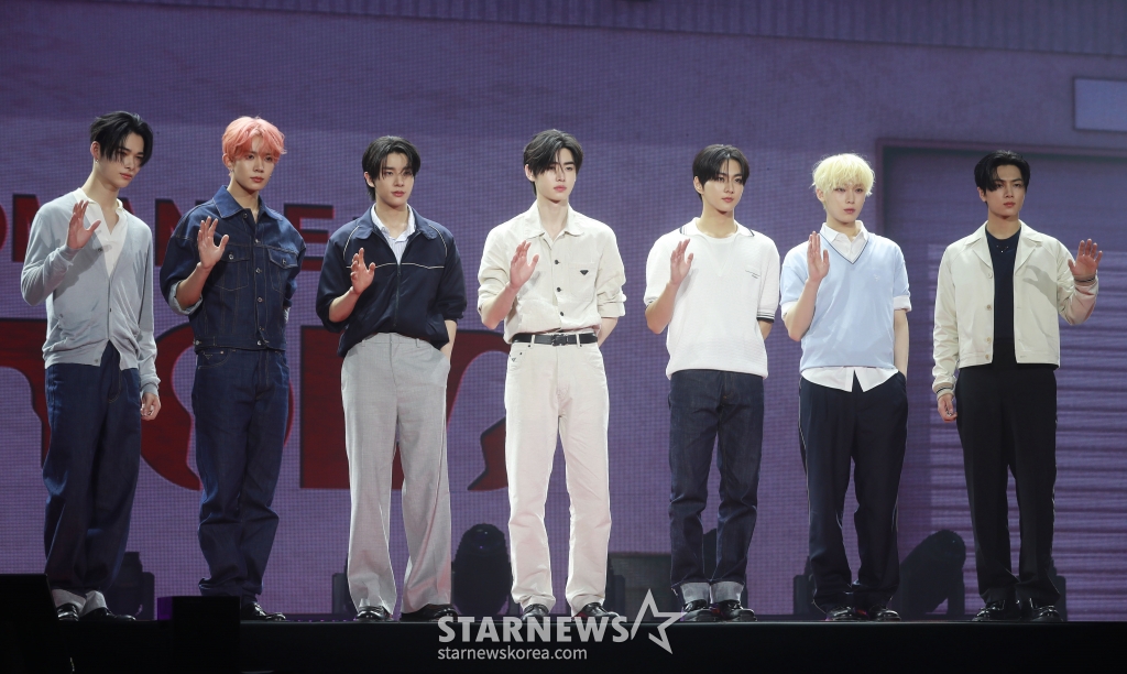 그룹 엔하이픈(ENHYPEN)이 11일 오후 서울 올림픽공원 핸드볼경기장에서 진행된 정규 2집 '로맨스 : 언톨드'(ROMANCE : UNTOLD) 쇼케이스에서 포즈를 취하고 있다. 엔하이픈의 정규 2집은 나를 더 나은 사람으로 만들어주는 '너'에게 충성을 바치는 소년의 이야기를 담았다. /2024.07.11 /사진=이동훈