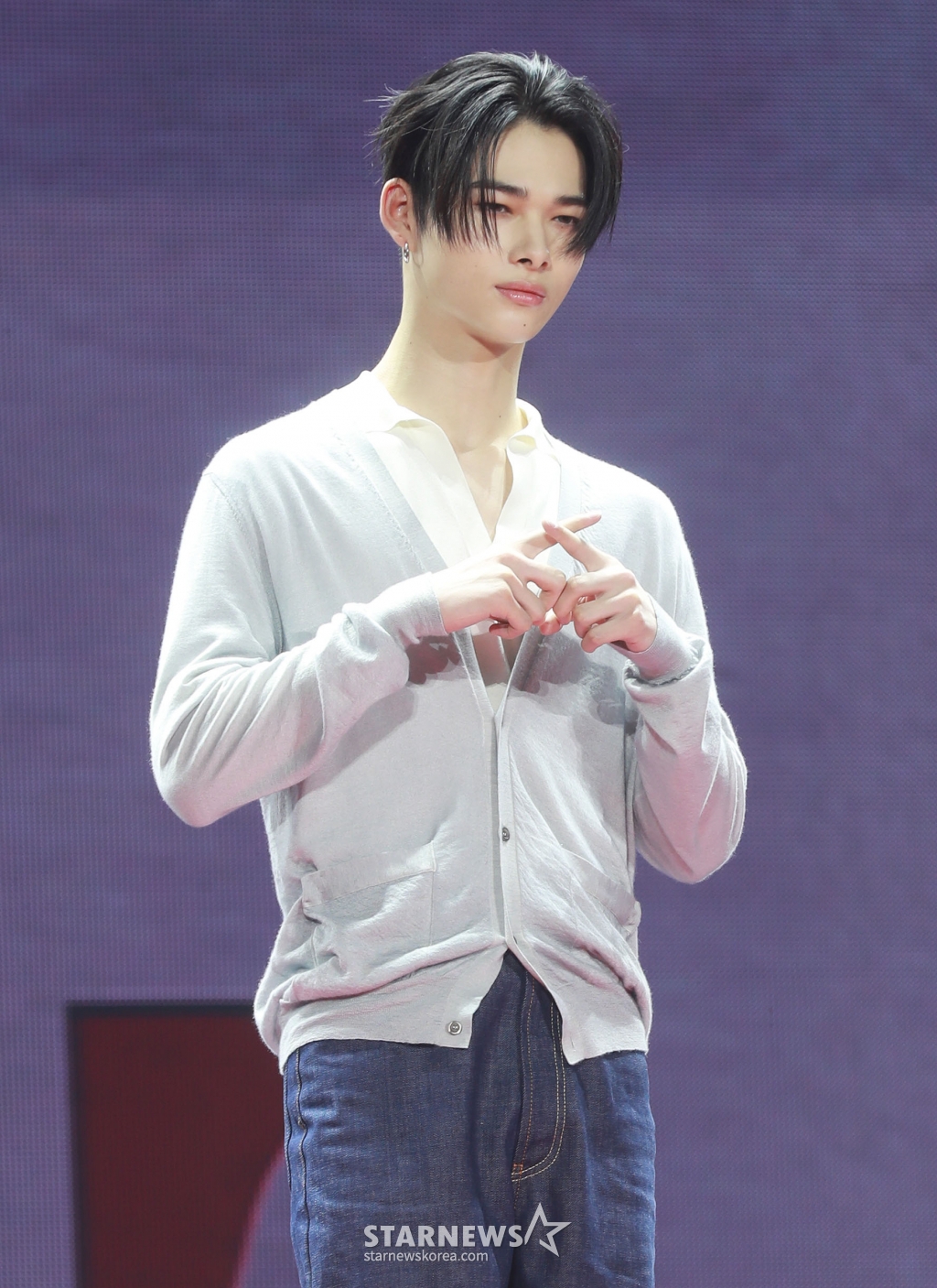 그룹 엔하이픈(ENHYPEN) 니키가 11일 오후 서울 올림픽공원 핸드볼경기장에서 진행된 정규 2집 '로맨스 : 언톨드'(ROMANCE : UNTOLD) 쇼케이스에서 포즈를 취하고 있다. 엔하이픈의 정규 2집은 나를 더 나은 사람으로 만들어주는 '너'에게 충성을 바치는 소년의 이야기를 담았다. /2024.07.11 /사진=이동훈
