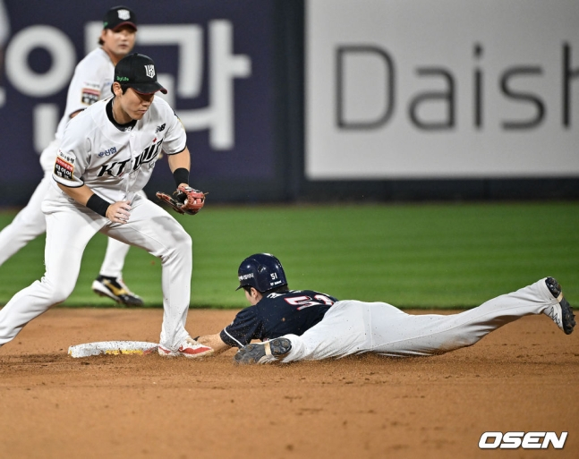 두산 조수행이 11일 수원 KT전에서 7회초 2루 도루에 성공하고 있다.