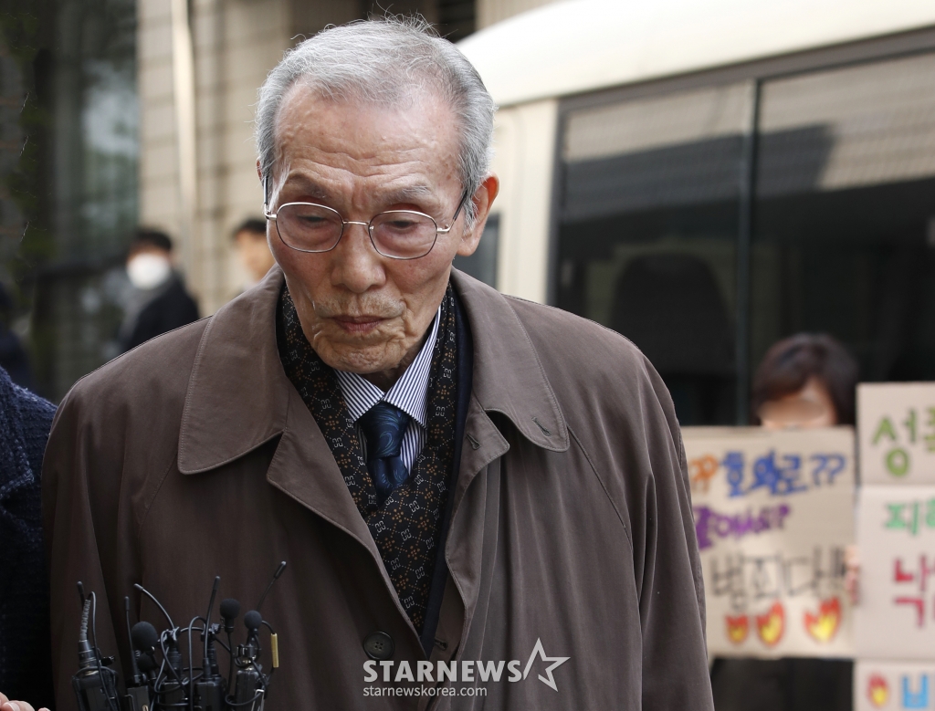 (성남=뉴스1) 권현진 기자 = 강제추행 혐의로 기소된 배우 오영수(79·본명 오세강)가 15일 오후 경기 수원지방법원 성남지원에서 열린 선고 공판을 마친 뒤 법정을 나서고 있다. 수원지법 성남지원 형사6단독 정연주 판사는 이날 오 씨에게 징역 8개월에 집행유예 2년을 선고하고, 40시간의 성폭력 치료 프로그램 이수를 명령했다. 오영수는 지난 2017년 8월 연극 공연을 위해 지방에 머물던 시기 A씨에게 '안아보자' 등 취지로 말하며 껴안고 9월엔 A씨 주거지 앞에서 볼에 입술을 대는 등 강제 추행한 혐의로 기소됐다. /사진=(성남=뉴스1) 권현진 기자