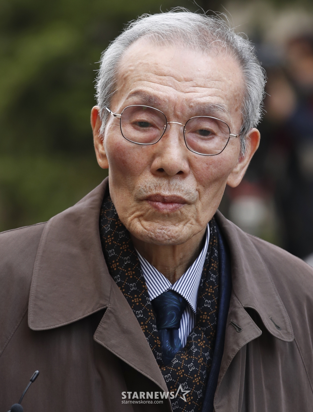 (성남=뉴스1) 권현진 기자 = 강제추행 혐의로 기소된 배우 오영수(79·본명 오세강)가 15일 오후 경기 수원지방법원 성남지원에서 열린 선고 공판을 위해 출석하고 있다. 수원지법 성남지원 형사6단독 정연주 판사는 이날 오 씨에게 징역 8개월에 집행유예 2년을 선고하고, 40시간의 성폭력 치료 프로그램 이수를 명령했다. 오영수는 지난 2017년 8월 연극 공연을 위해 지방에 머물던 시기 A씨에게 '안아보자' 등 취지로 말하며 껴안고 9월엔 A씨 주거지 앞에서 볼에 입술을 대는 등 강제 추행한 혐의로 기소됐다. 한편 /사진=(성남=뉴스1) 권현진 기자