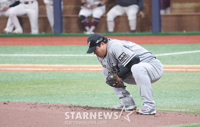 '2024 신한 SOL 뱅크 KBO리그' 키움-한화전이 11일 서울 고척스카이돔에서 열렸다. 한화 선발 류현진이 3회말 2사에서 키움 송성문의 안타성 타구를 중견수 장진혁이 캐치하자 안도의 한숨을 몰아쉬고 있다. /사진=김진경 대기자