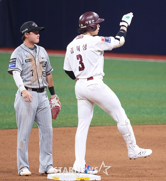 '2024 신한 SOL 뱅크 KBO리그' 키움-한화전이 11일 서울 고척스카이돔에서 열렸다. 키움 김혜성(오른쪽)이 7회말 동점 1타점 적시 2루타를 날리고 출루한 후 세리머니를 선보이고 있다.