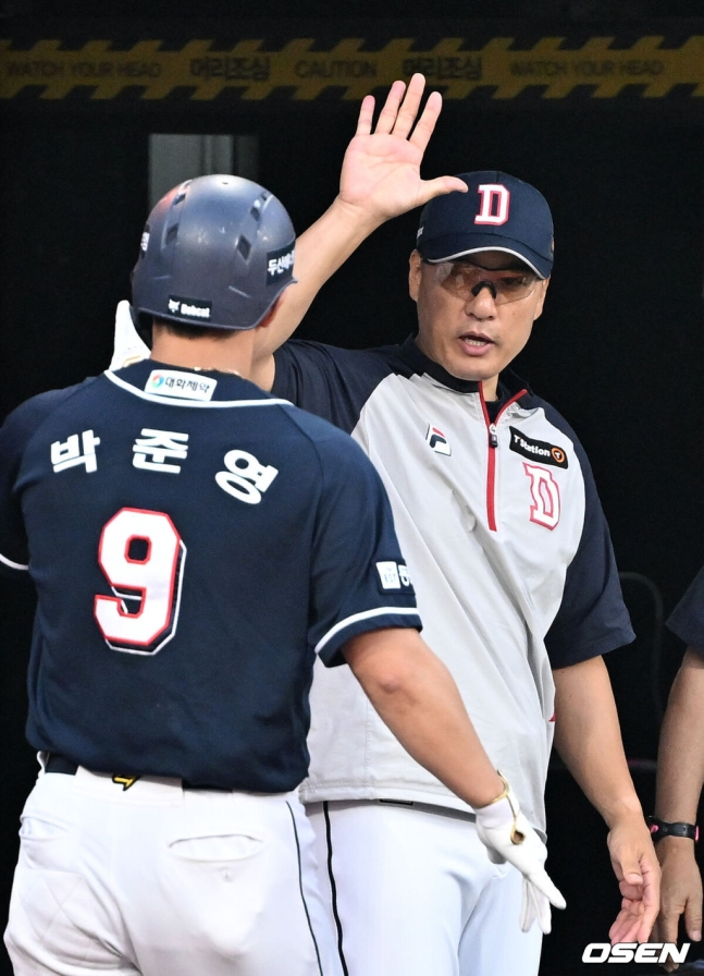 이승엽(왼쪽) 두산 베어스 감독.