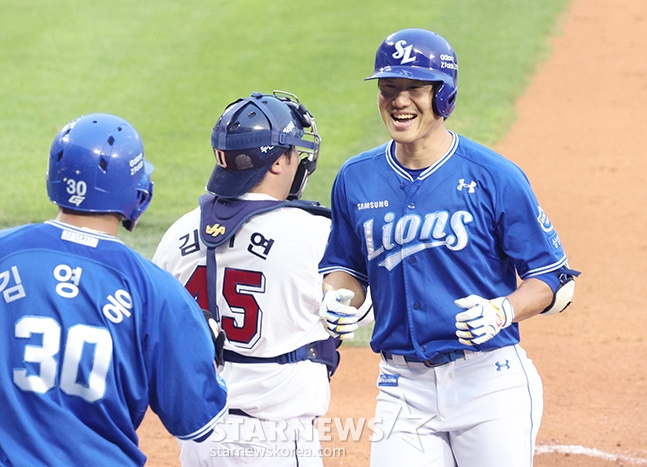 삼성 이성규(오른쪽)가 12일 서울 잠실구장에서 열린 두산 베어스와 2024 신한 SOL뱅크 KBO리그 방문경기에서 3회초 홈런을 날리고 홈을 밟고 있다. /사진=김진경 대기자