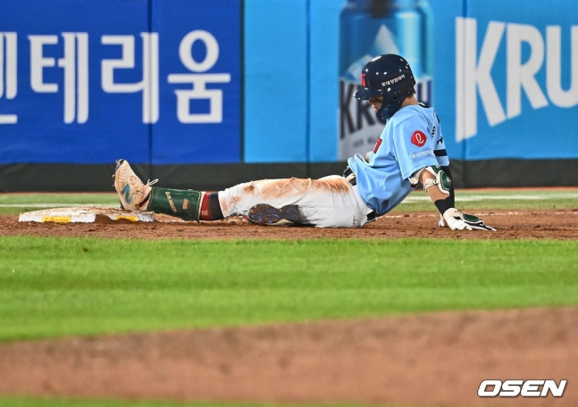롯데 윤동희가 12일 사직 KT전에서 9회 말 2루타를 치고도 1루 주자 이학주가 홈에서 아웃되자 허탈한 반응을 보이고 있다.