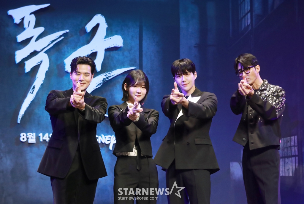 배우 김강우, 조윤수, 김선호, 차승원이 15일 오전 서울 그랜드 인터컨티넨탈 서울 파르나스 호텔에서 진행된 디즈니+ 오리지널 시리즈 '폭군' 제작보고회에 참석해 포즈를 취하고 있다. ‘폭군 프로그램’의 마지막 샘플이 배달사고로 사라진 후 각기 다른 목적으로 그것을 차지하기 위해 모여든 사람들이 서로 쫓고 쫓기게 되는 이야기를 그린 추격 액션 스릴러 '폭군'은 8월 14일 공개된다. /2024.07.15 /사진=이동훈