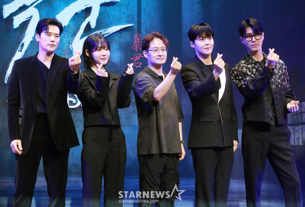 배우 김강우, 조윤수, 박훈정 감독, 배우 김선호, 차승원이 15일 오전 서울 그랜드 인터컨티넨탈 서울 파르나스 호텔에서 진행된 디즈니+ 오리지널 시리즈 '폭군' 제작보고회에 참석해 포즈를 취하고 있다. ‘폭군 프로그램’의 마지막 샘플이 배달사고로 사라진 후 각기 다른 목적으로 그것을 차지하기 위해 모여든 사람들이 서로 쫓고 쫓기게 되는 이야기를 그린 추격 액션 스릴러 '폭군'은 8월 14일 공개된다. /2024.07.15 /사진=이동훈