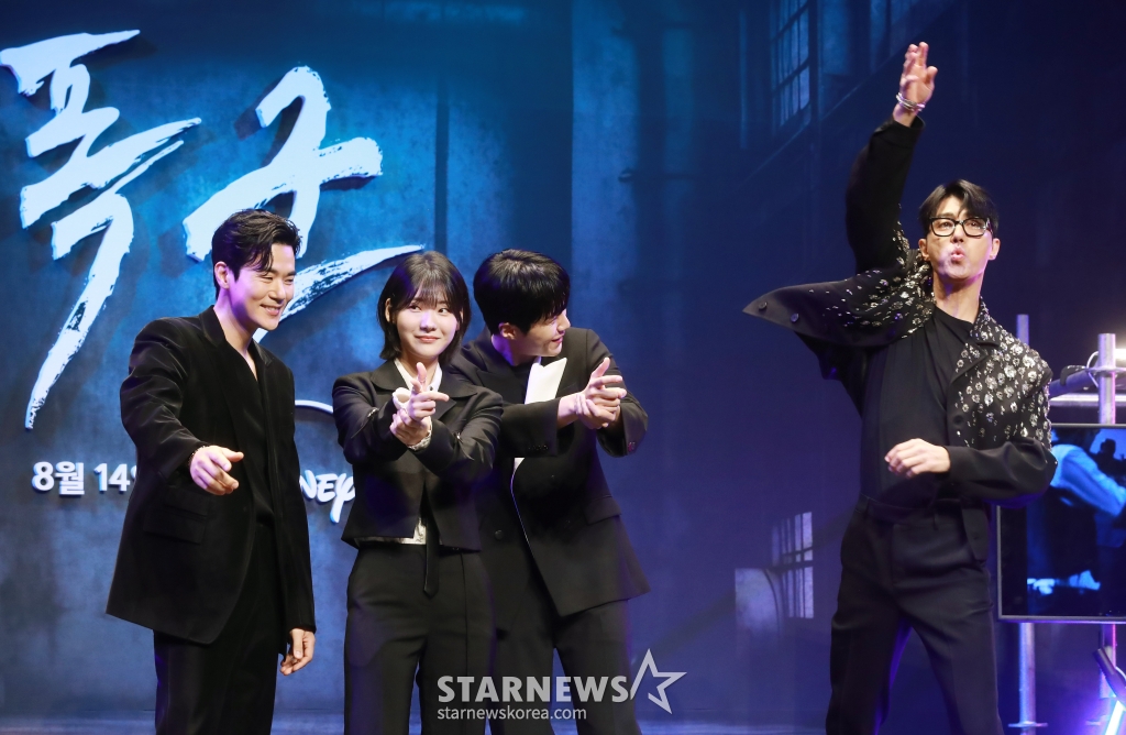 배우 김강우, 조윤수, 김선호, 차승원이 15일 오전 서울 그랜드 인터컨티넨탈 서울 파르나스 호텔에서 진행된 디즈니+ 오리지널 시리즈 '폭군' 제작보고회에 참석해 포즈를 취하고 있다. ‘폭군 프로그램’의 마지막 샘플이 배달사고로 사라진 후 각기 다른 목적으로 그것을 차지하기 위해 모여든 사람들이 서로 쫓고 쫓기게 되는 이야기를 그린 추격 액션 스릴러 '폭군'은 8월 14일 공개된다. /2024.07.15 /사진=이동훈