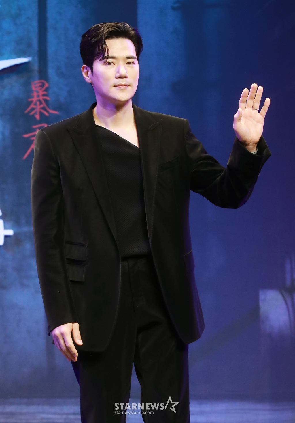 배우 김강우가 15일 오전 서울 그랜드 인터컨티넨탈 서울 파르나스 호텔에서 진행된 디즈니+ 오리지널 시리즈 '폭군' 제작보고회에 참석해 포즈를 취하고 있다. ‘폭군 프로그램’의 마지막 샘플이 배달사고로 사라진 후 각기 다른 목적으로 그것을 차지하기 위해 모여든 사람들이 서로 쫓고 쫓기게 되는 이야기를 그린 추격 액션 스릴러 '폭군'은 8월 14일 공개된다. /2024.07.15 /사진=이동훈