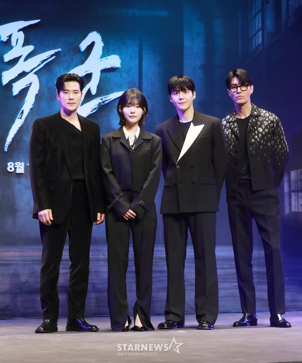배우 김강우, 조윤수, 김선호, 차승원이 15일 오전 서울 그랜드 인터컨티넨탈 서울 파르나스 호텔에서 진행된 디즈니+ 오리지널 시리즈 '폭군' 제작보고회에 참석해 포즈를 취하고 있다. ‘폭군 프로그램’의 마지막 샘플이 배달사고로 사라진 후 각기 다른 목적으로 그것을 차지하기 위해 모여든 사람들이 서로 쫓고 쫓기게 되는 이야기를 그린 추격 액션 스릴러 '폭군'은 8월 14일 공개된다. /2024.07.15 /사진=이동훈