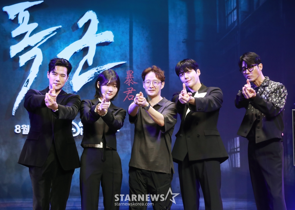 배우 김강우, 조윤수, 박훈정 감독, 배우 김선호, 차승원이 15일 오전 서울 그랜드 인터컨티넨탈 서울 파르나스 호텔에서 진행된 디즈니+ 오리지널 시리즈 '폭군' 제작보고회에 참석해 포즈를 취하고 있다. ‘폭군 프로그램’의 마지막 샘플이 배달사고로 사라진 후 각기 다른 목적으로 그것을 차지하기 위해 모여든 사람들이 서로 쫓고 쫓기게 되는 이야기를 그린 추격 액션 스릴러 '폭군'은 8월 14일 공개된다. /2024.07.15 /사진=이동훈